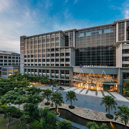 Hyatt Regency Taoyuan International Airport Exterior foto The WVU Rockefeller Center