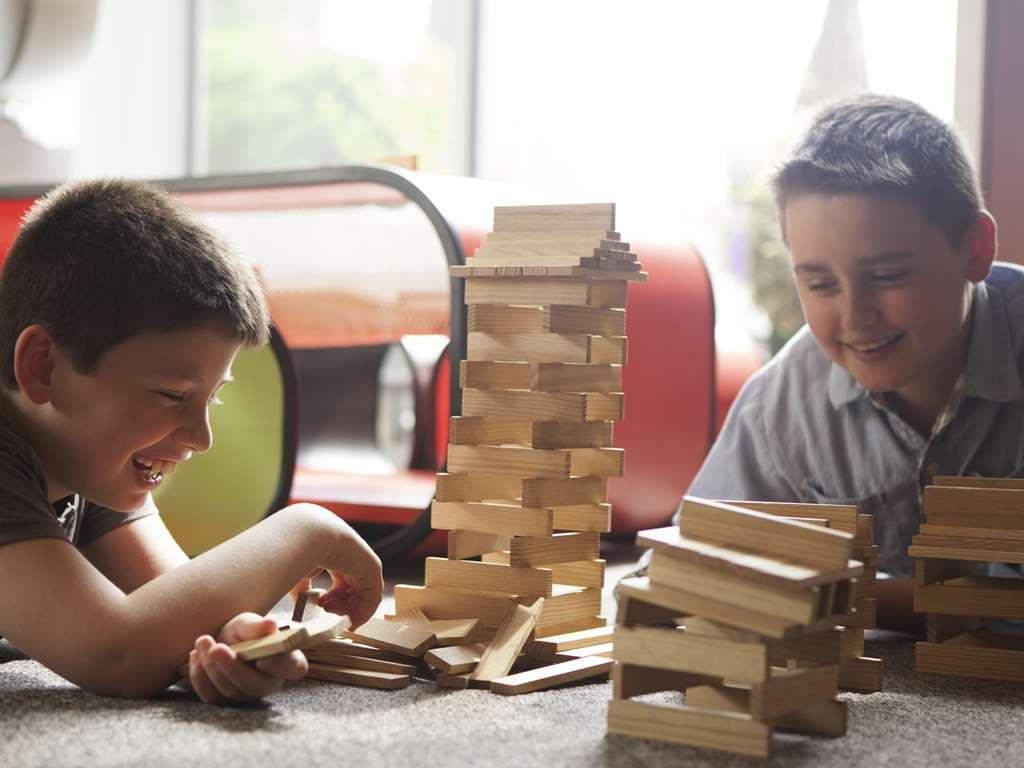 Hyatt Regency Taoyuan International Airport Amenidades foto Two boys playing with the game