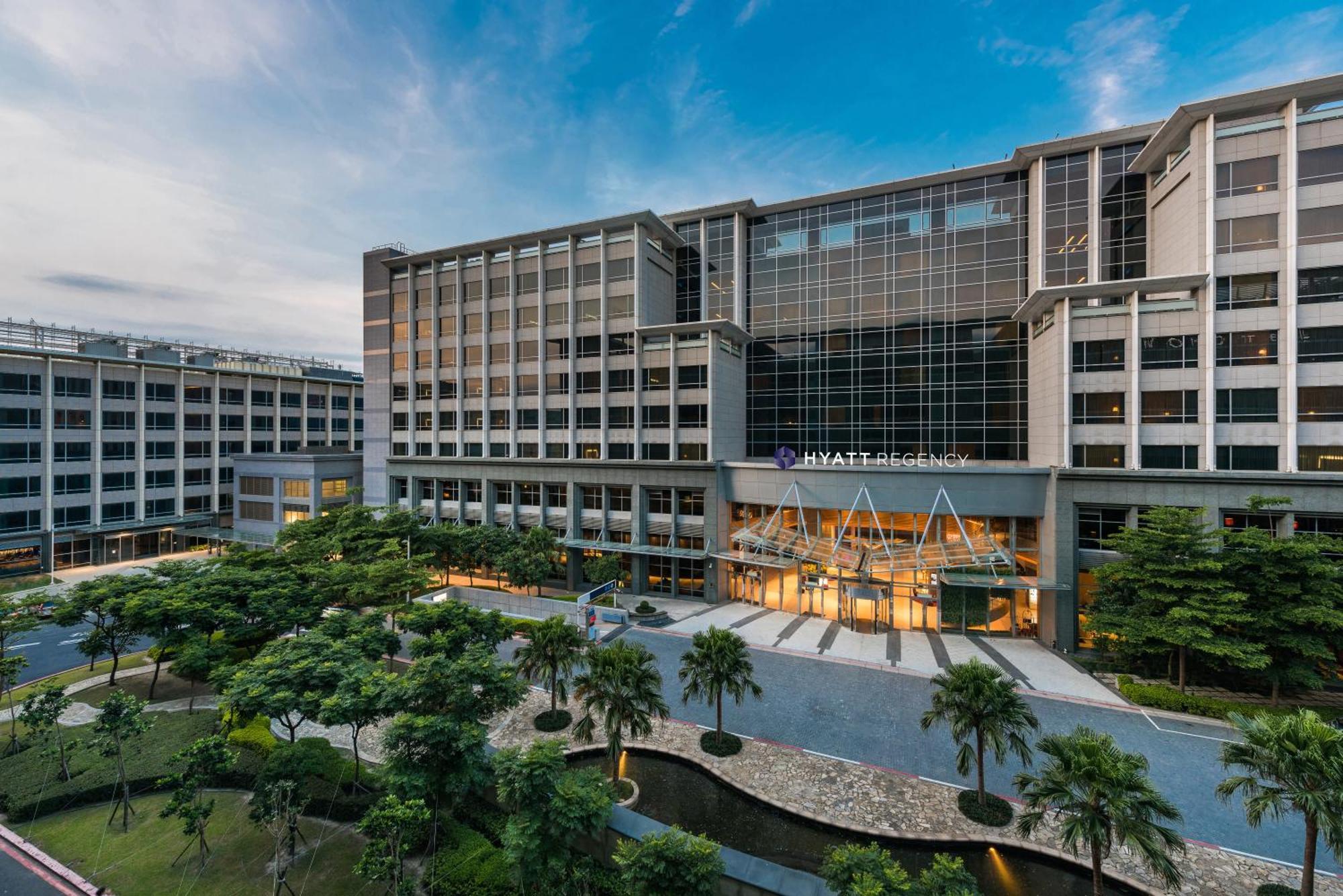 Hyatt Regency Taoyuan International Airport Exterior foto The WVU Rockefeller Center