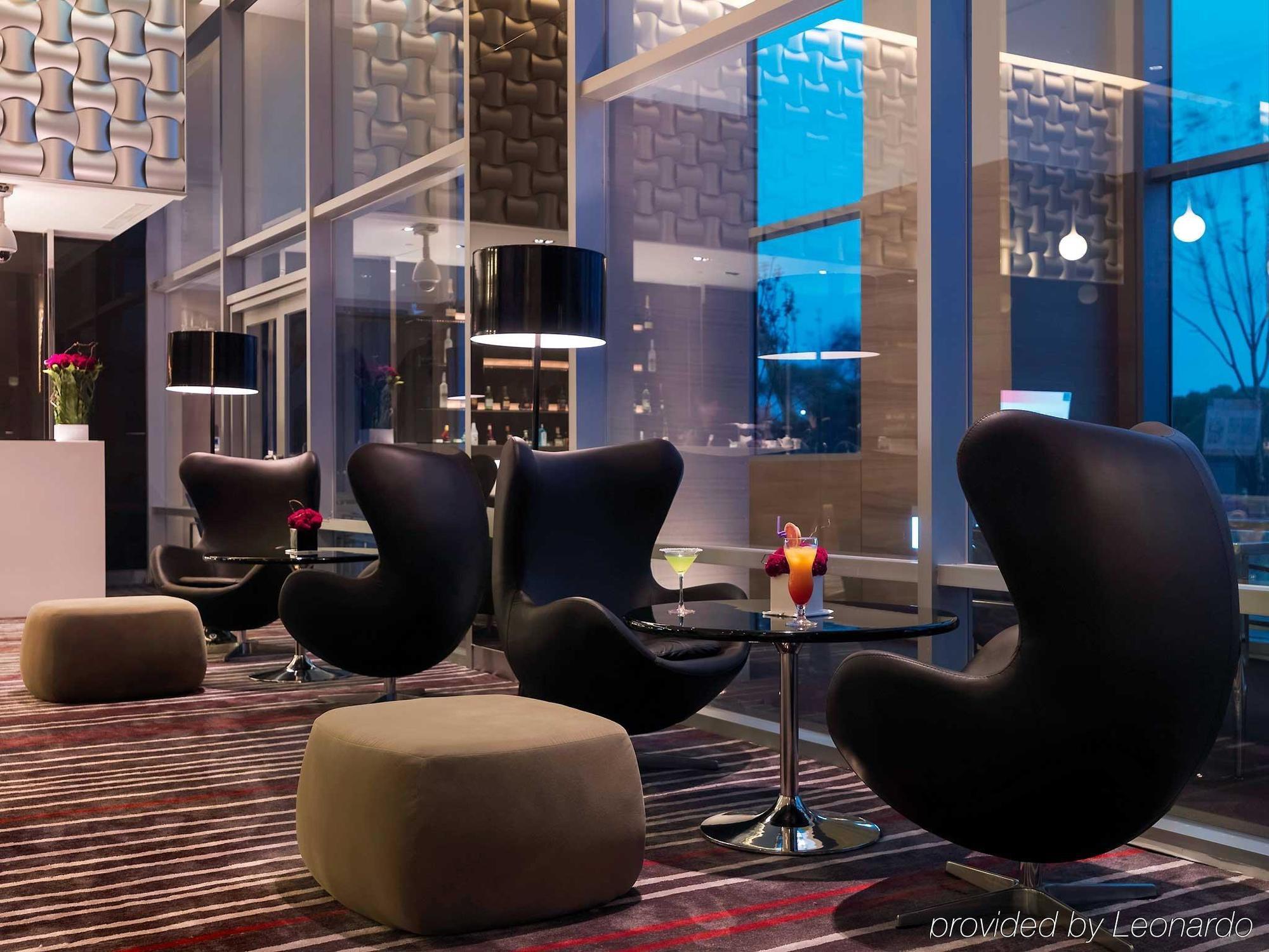 Hyatt Regency Taoyuan International Airport Exterior foto The Egg chair