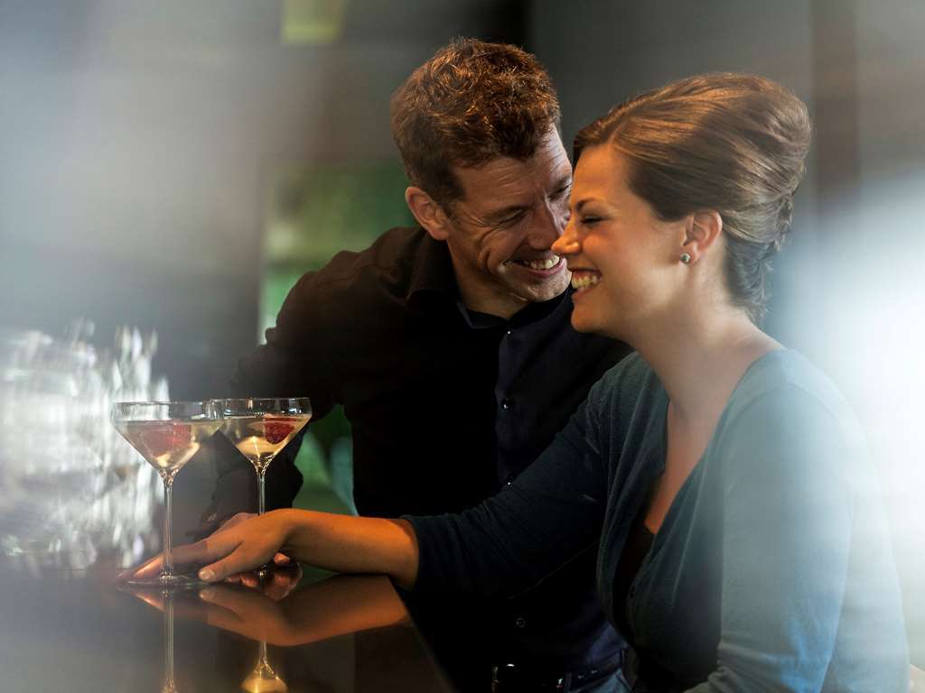 Hyatt Regency Taoyuan International Airport Restaurante foto A couple flirting
