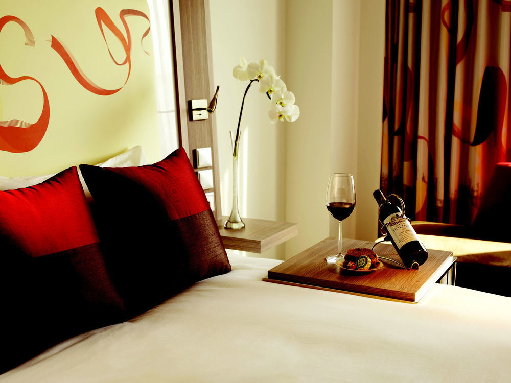 Hyatt Regency Taoyuan International Airport Exterior foto A room at the hotel