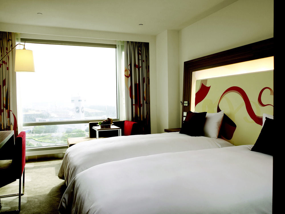 Hyatt Regency Taoyuan International Airport Exterior foto A room at the hotel