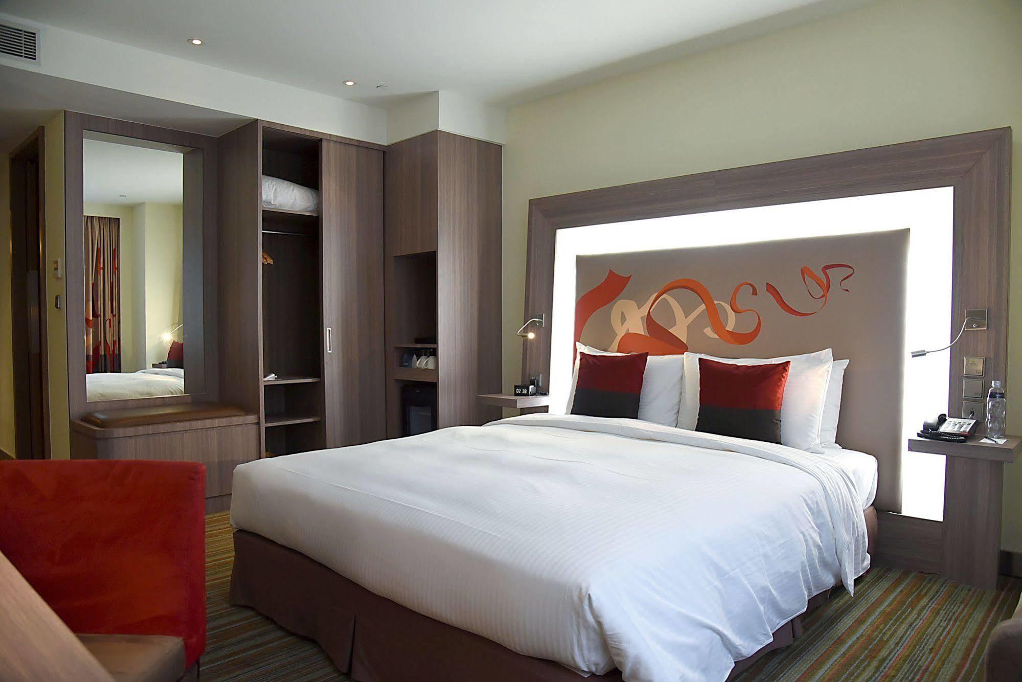 Hyatt Regency Taoyuan International Airport Exterior foto A typical bedroom at the hotel