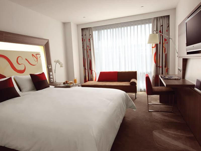 Hyatt Regency Taoyuan International Airport Exterior foto A typical room at a Novotel